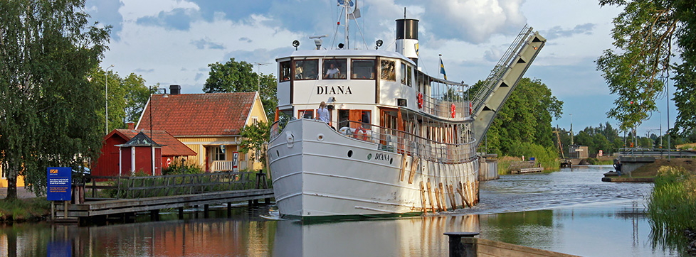 Göta kanal med kanalbåt. Foto Lotta Samuelsson